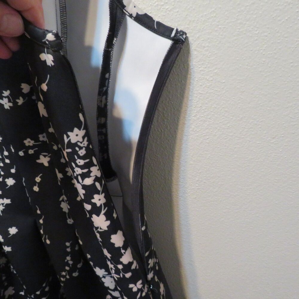 Black Cream Floral Sleeveless Dress Flare Skirt Size 6P - Picture 4 of 6
